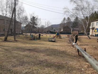 Жители многоквартирных домов в селе Староварваровка вышли на субботник