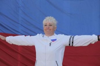 В день государственного флага РФ на площади ДК с. Анучино прошла спортивная зарядка с неоднократным победителем краевых и районных соревнований по волейболу и бадминтону, обладателем золотого значка ГТО Людмилой Николаевной Байдой