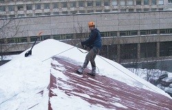 Почему необходима очистка кровли от снега?