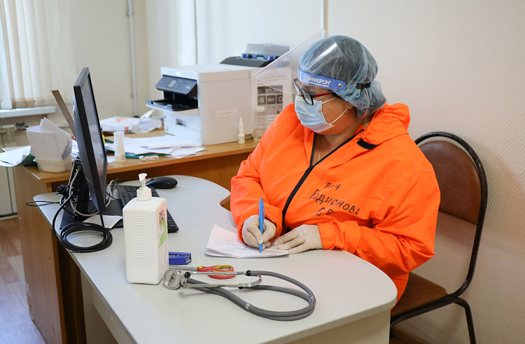 Почти 16 тысяч приморцев получают лечение от COVID-19 амбулаторно