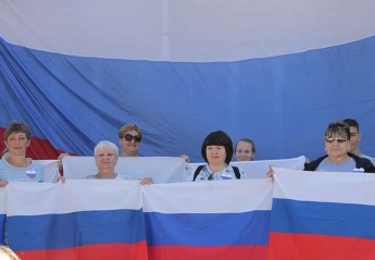 22 августа работники культуры с. Анучино организовали флешмоб "Флаг державы - символ славы".