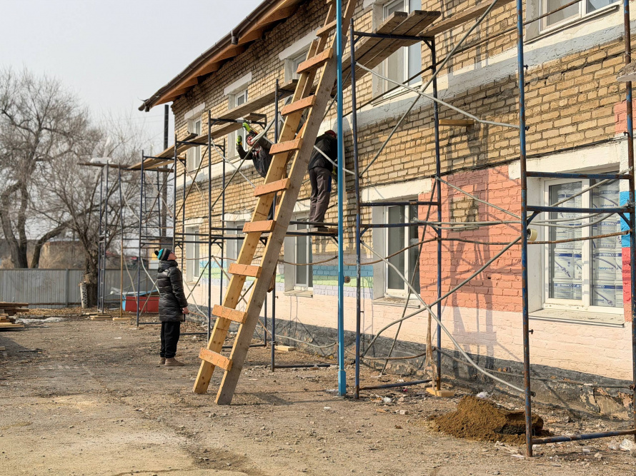 В Анучинском округе Приморья продолжается капитальный ремонт сельской школы
