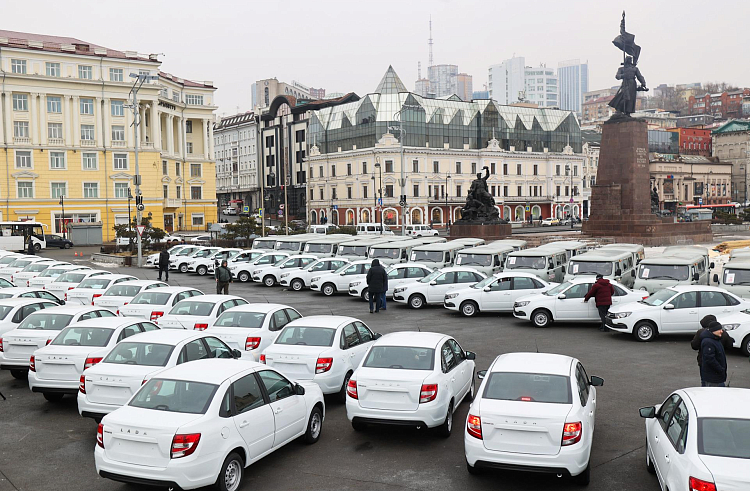 Более 80 автомобилей пополнили парк больниц Приморья