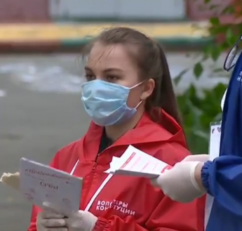 В Приморье работают почти 5000 Ребята подсказывают, как пройти на избирательный участок. Могут присмотреть за коляской, пока человек голосует. Рассказать о самих поправках. Подробнее о своей работе расскажут сами волонтеры в нашем видео :)