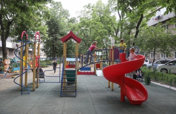 В Приморском крае на протяжении нескольких лет действуют национальный проект «Жилье и городская среда» и программа Губернатора «1000 дворов», направленные на создание нового облика городов и сел