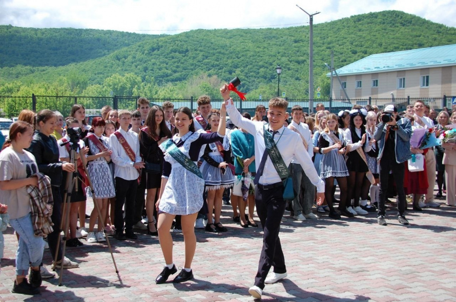 В школах Анучинского округа прозвенел Последний звонок