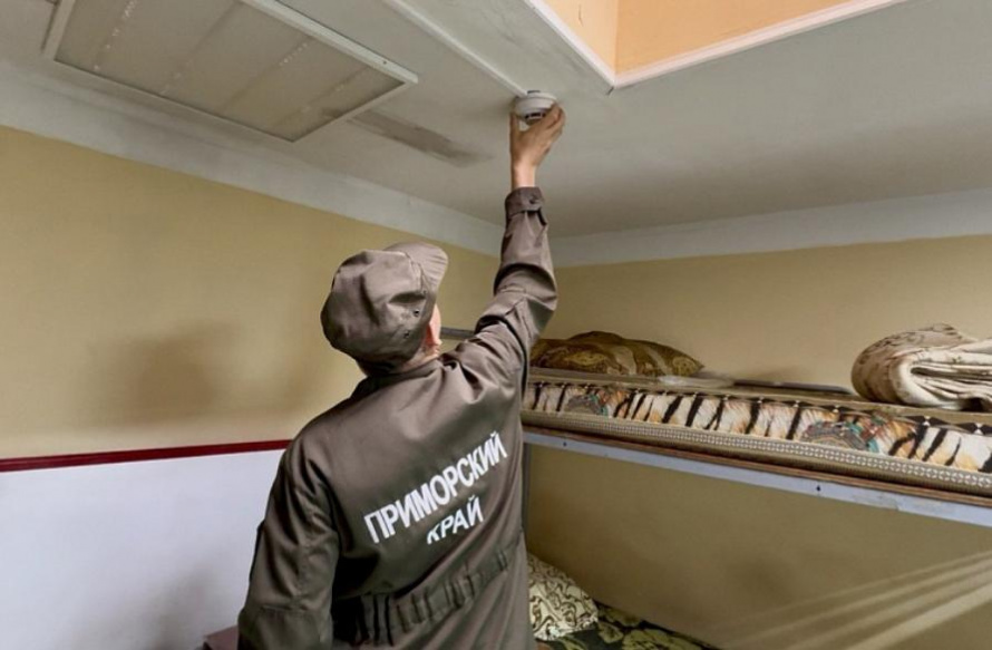 Приморские пожарные помогают семьям с детьми в установке дымовых извещателей
