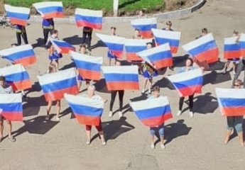 В День государственного флага России на площади ДК с. Анучино прошел мини концерт "Пусть славится мощью своею Россия", в котором приняли участие образцовый ансамбль народного танца "Улыбка" и солистка Екатерина Суворенкова