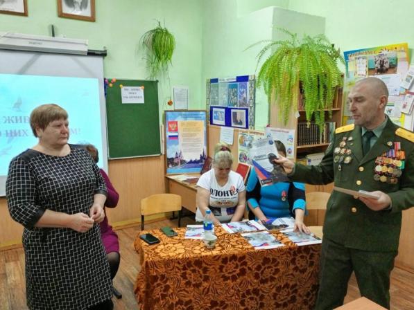 Учащиеся Чернышевской школы встретились с представителем "Боевого Братства"