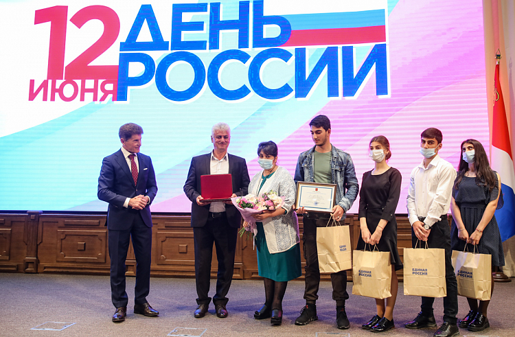 Олег Кожемяко наградил приморцев накануне Дня России, сообщает
