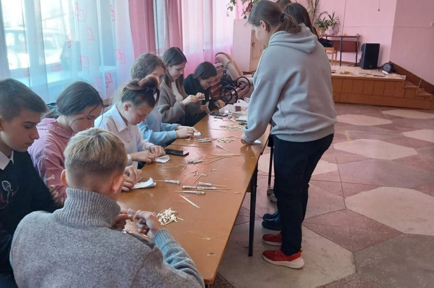 Для школьников провели мастер-класс по плетению маскировочных сетей и изготовлению спичек для розжига для бойцов СВО