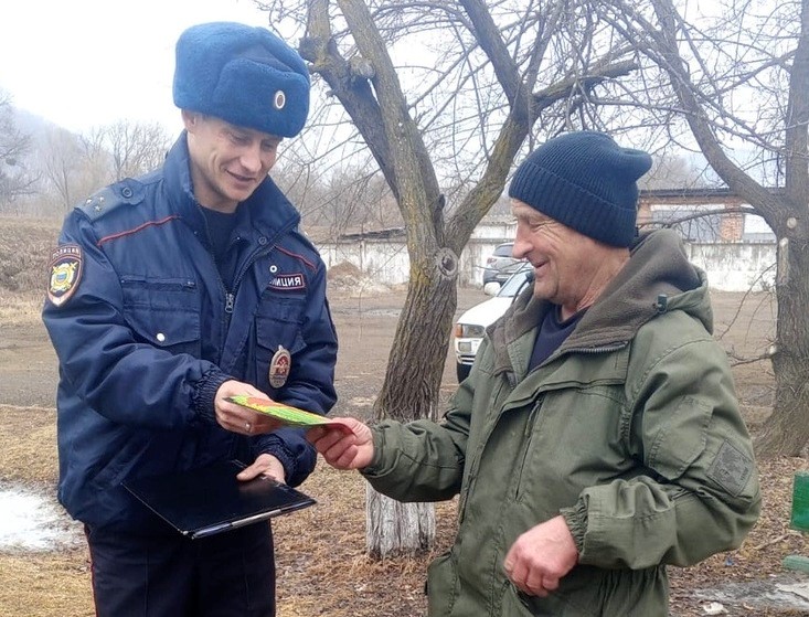 В Приморье полицейские Анучинского округа проводят профилактические беседы о правилах пожарной безопасности