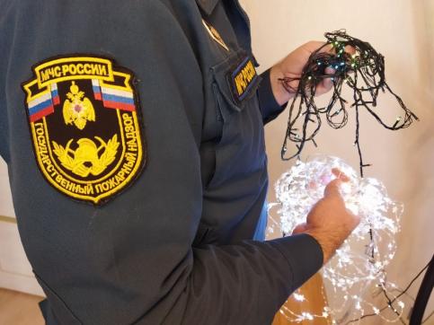 Памятка о мерах пожарной безопасности при устройстве новогодних елок, электрических гирлянд и применении пиротехнических изделий