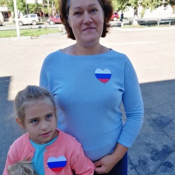22 августа сотрудники Дома культуры с. Анучино провели акцию "Россия в моем сердце", раздавая жителям Анучино сердца в цветах Государственного флага РФ.