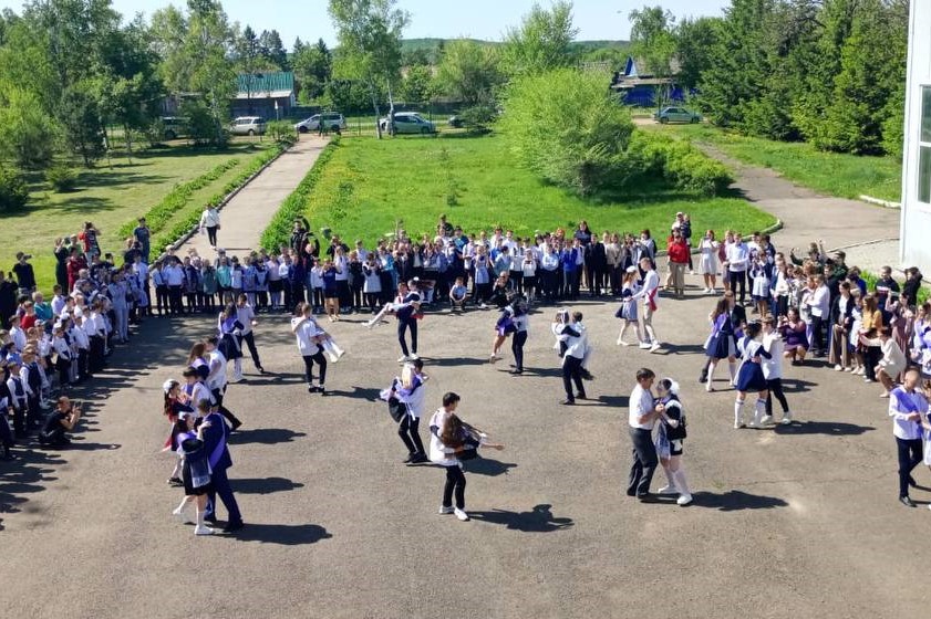 "Последние звонки" прозвенели в Анучинском округе
