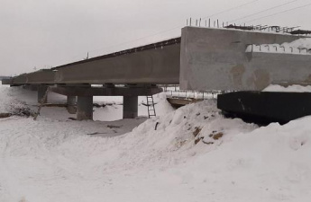 Пролетные балки уложили на возводимом мосту в Анучинском округе